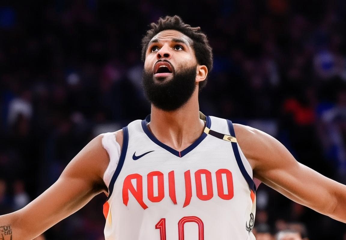 鲁迪·戈贝尔迎生涯里程碑：总篮板数突破一万大关，跻身现役球员篮板榜前五，三届最佳防守球员再证内线统治力